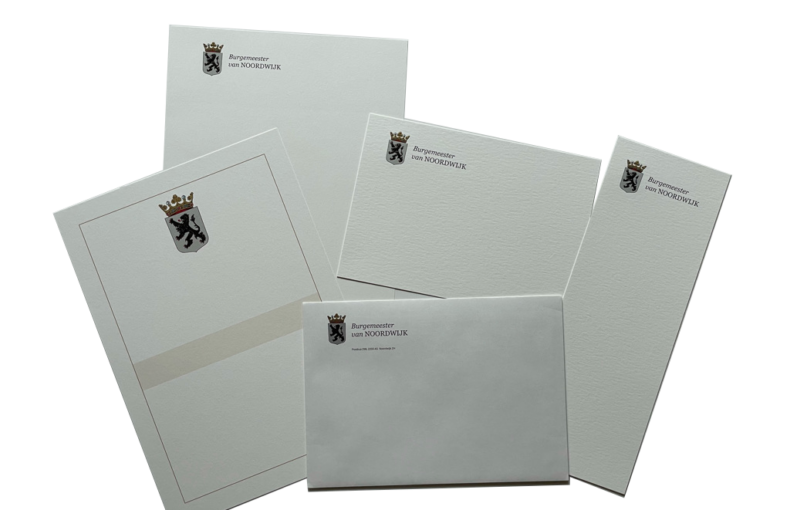 Afbeelding van de huisstijl van de burgemeester van de gemeente Noordwijk. met briefpapier, enveloppen en 2 soorten kaarten en een oorkonde